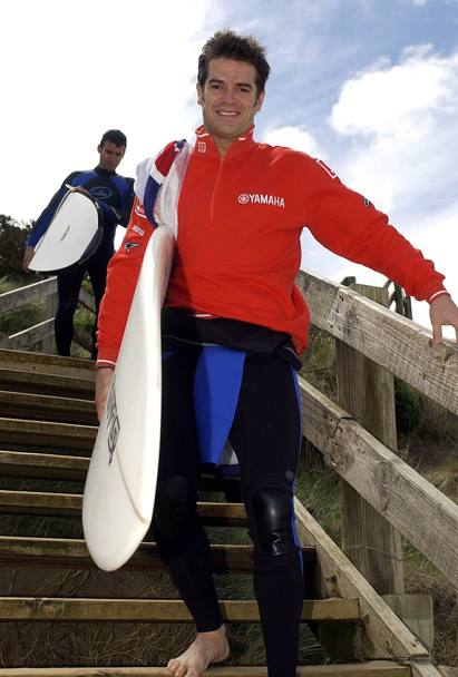 Tanti i vip che praticano surf: Carlos Checa a Phillip Island, Australia. (Ap)